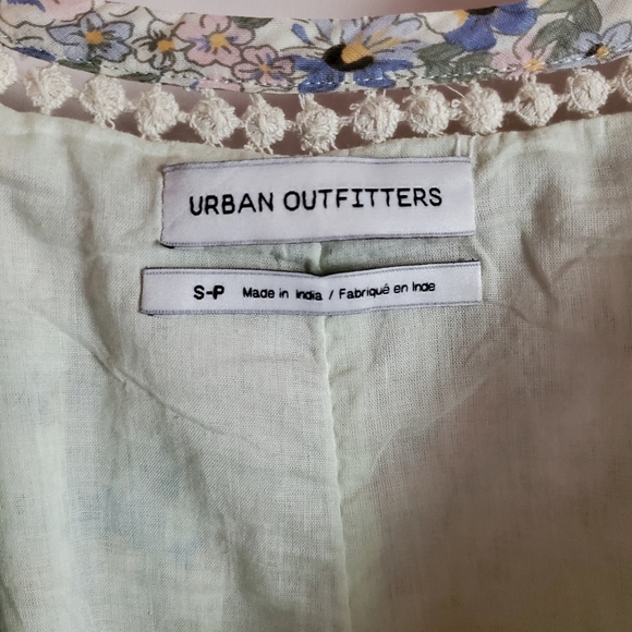 Urban Outfitters - Picture 3 of 4